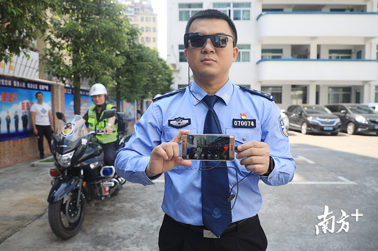 宝安区石岩街道塘头派出所,民警展示日常巡逻时用ai智能眼镜,不仅可以