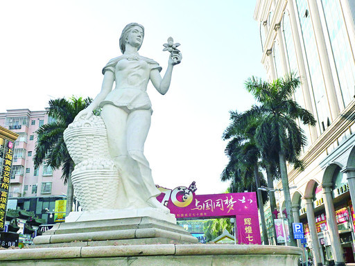 矗立在四会旧城区核心位置的“柑乡少女”雕塑。西江日报记者 吴威豪 摄
