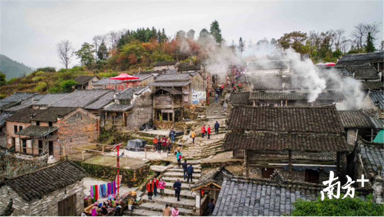 千年瑶寨现保留有200余人和395幢古宅。记者曾亮超 摄