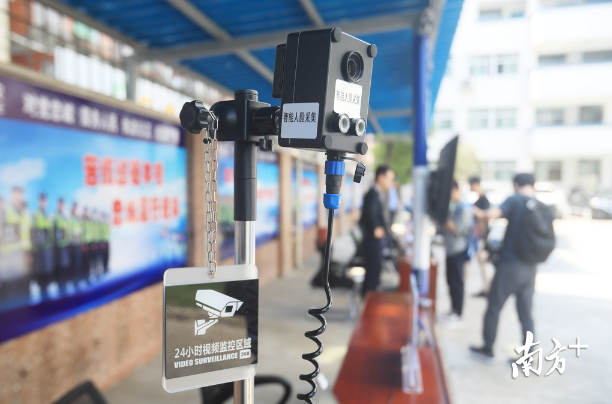 在深圳市宝安区,塘头派出所展示的智能安防设备。南方日报记者 朱洪波 摄 在深圳市宝安区,塘头派出所展示的智能安防设备。南方日报记者 朱洪波 摄