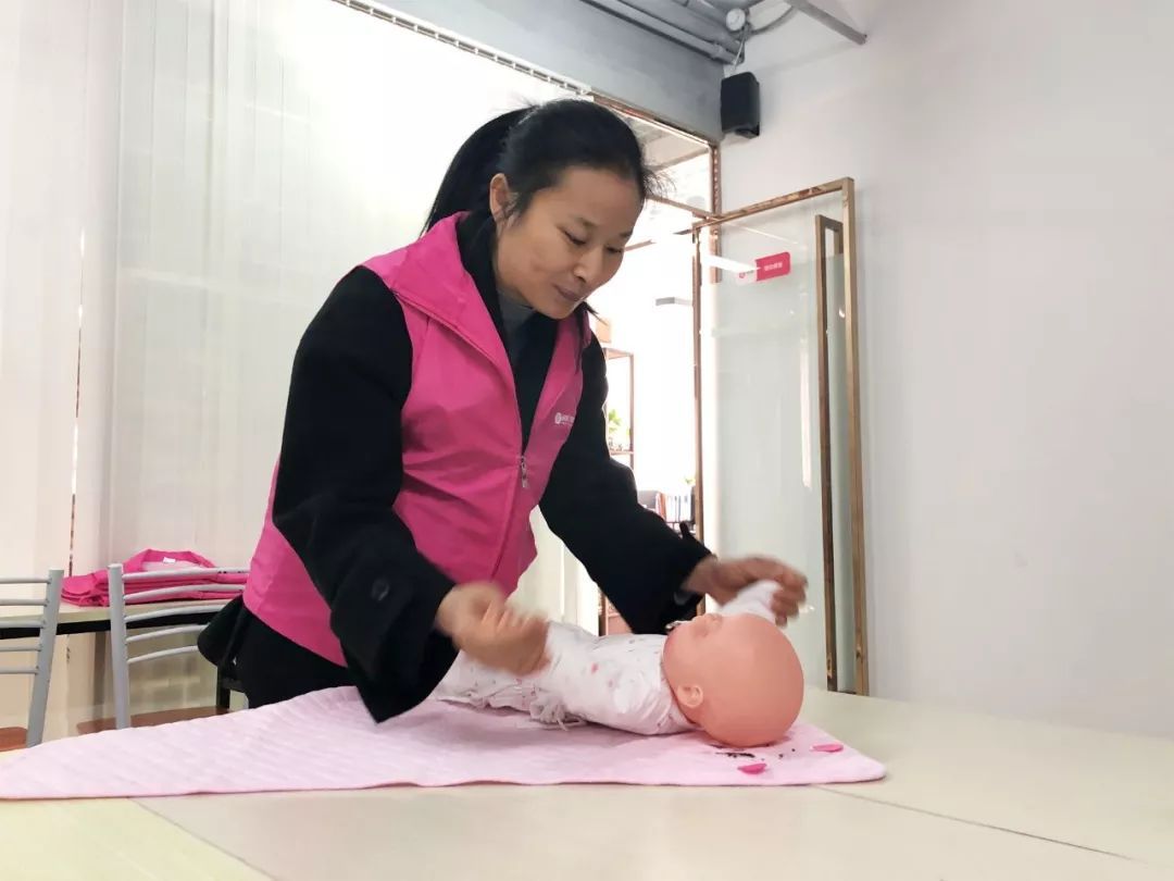 丘亚湾在快姨职业培训学校练习技能。 丘亚湾在快姨职业培训学校练习技能。
