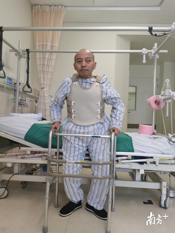 重新学走路的李华 重新学走路的李华