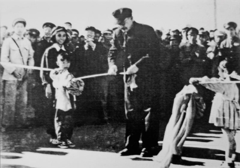 海珠桥解放后修复通车时，金端瑶在剪彩现场为叶剑英市长递剪刀。受访者供图