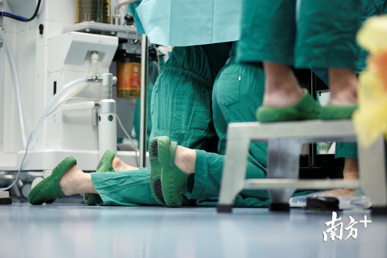 医生在无菌巾的隔离下帮助李华稳定身体 医生在无菌巾的隔离下帮助李华稳定身体