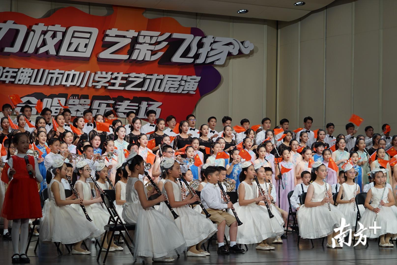 大合唱《歌唱祖国》。