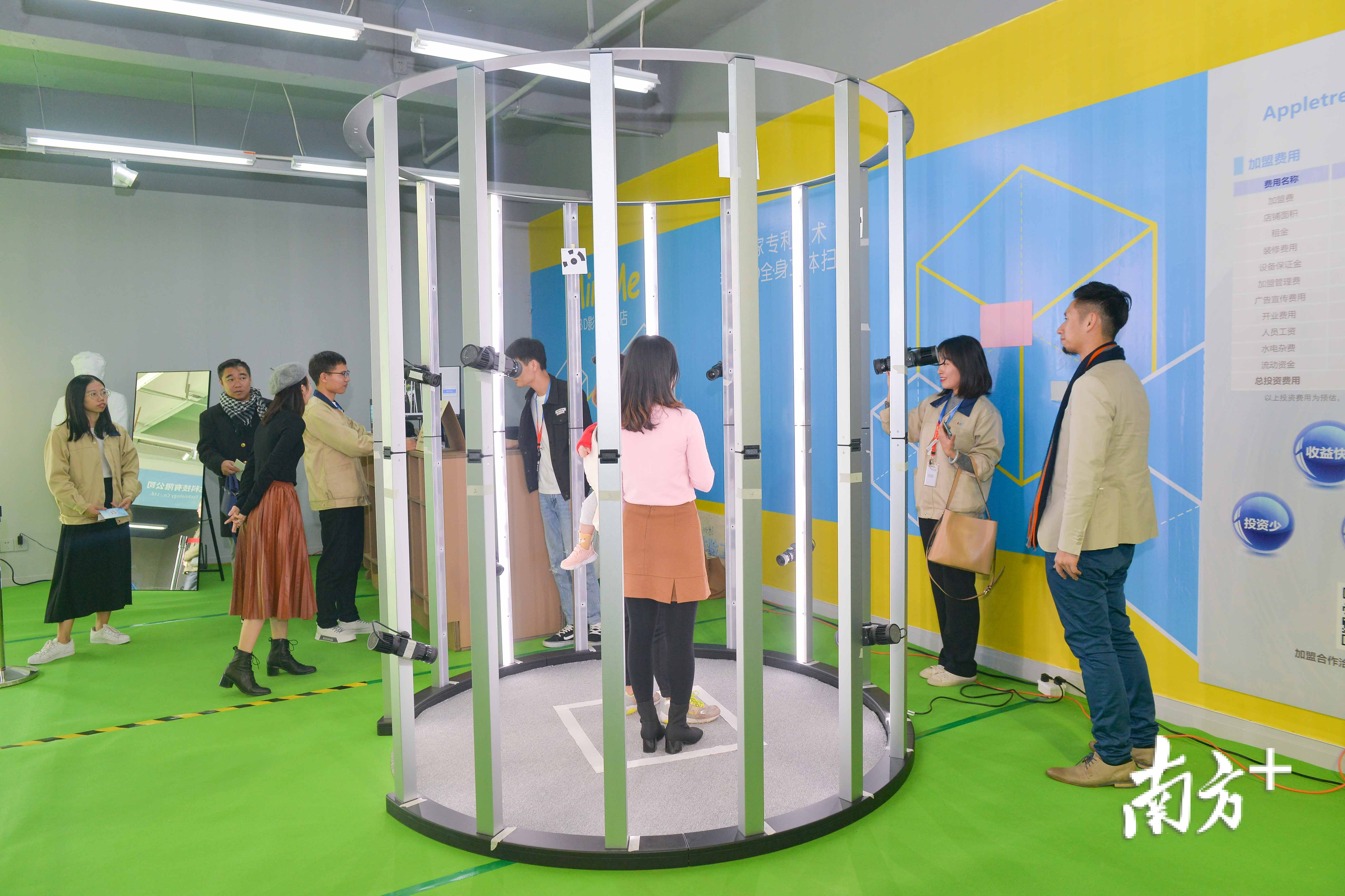 市民现场体验3D打印技术 市民现场体验3D打印技术