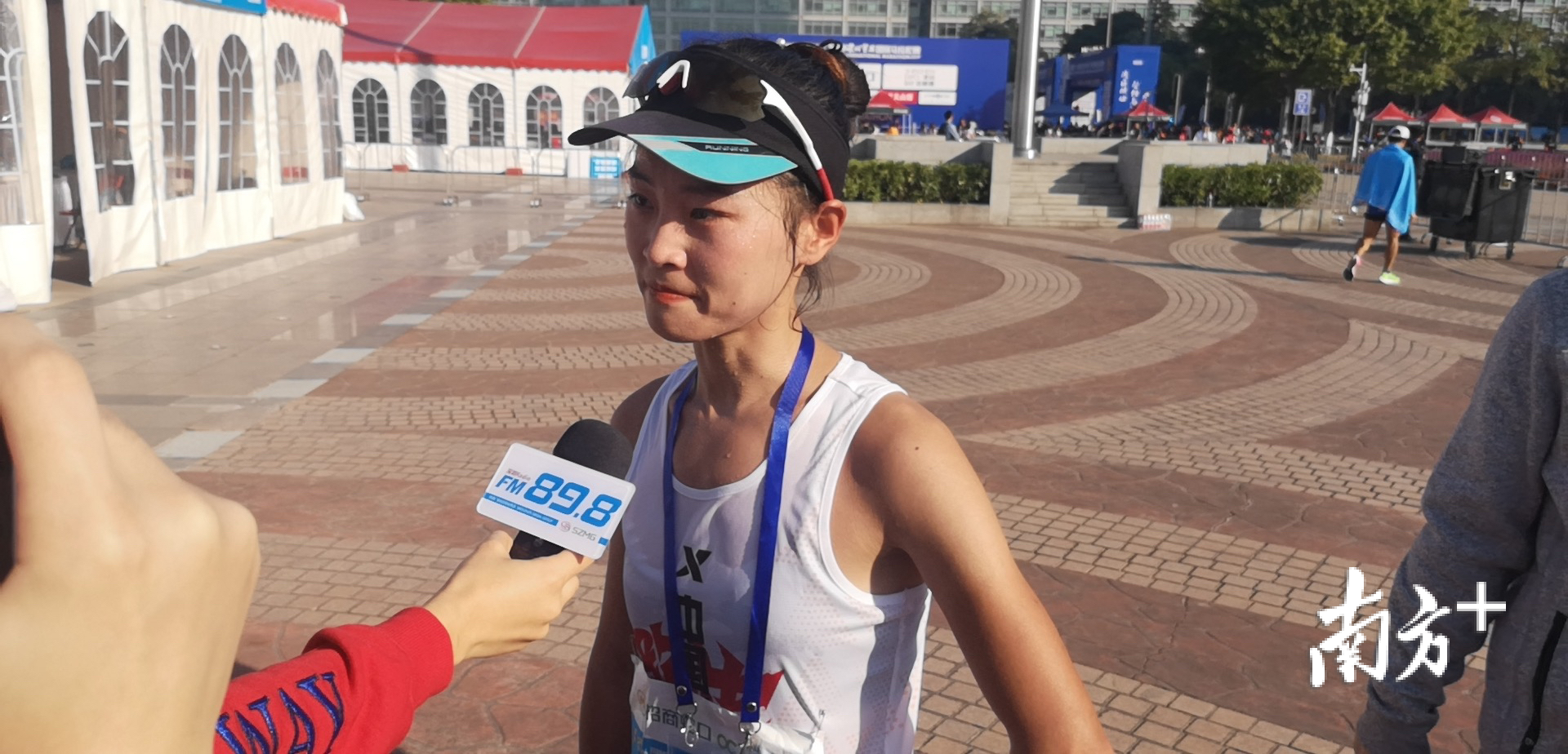 殷晓雨在2019宝安马拉松现场