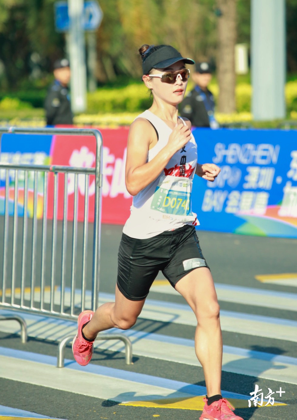 殷晓雨在2019宝安马拉松比赛过程中，南方日报记者 何俊 摄