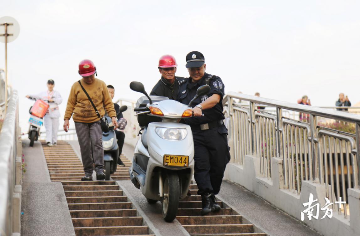 一些路未解封之前，帮助市民解决出行困难。图为古镇公安分局民警。