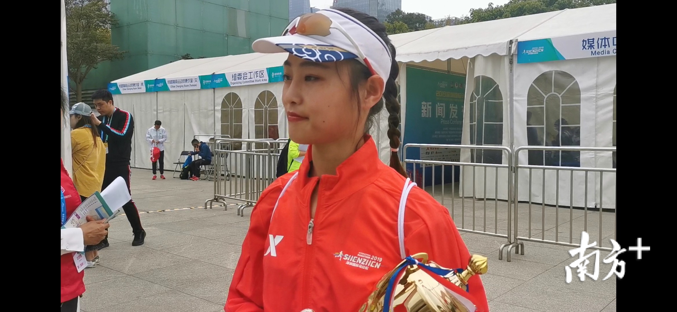 殷晓雨在2019深圳国际马拉松现场