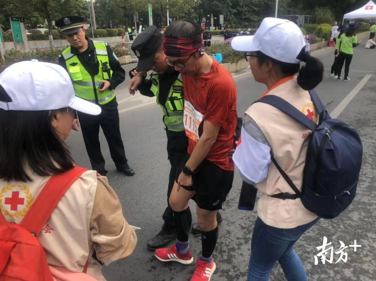 为比赛选手排忧解难，做他们强有力的肩膀  图为东区分局民警、小榄公安分局民警