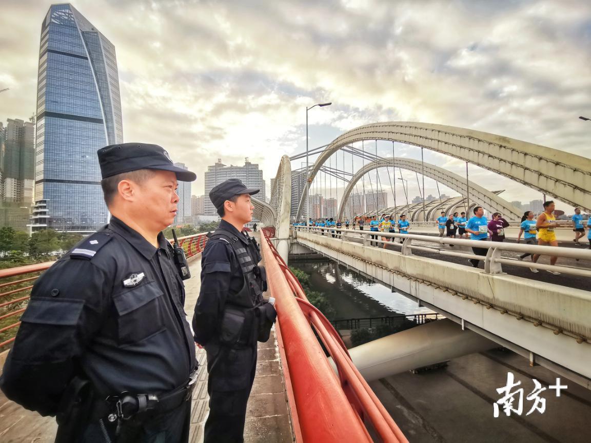 赛事开始后，为选手保驾护航。图为西区公安分局民警