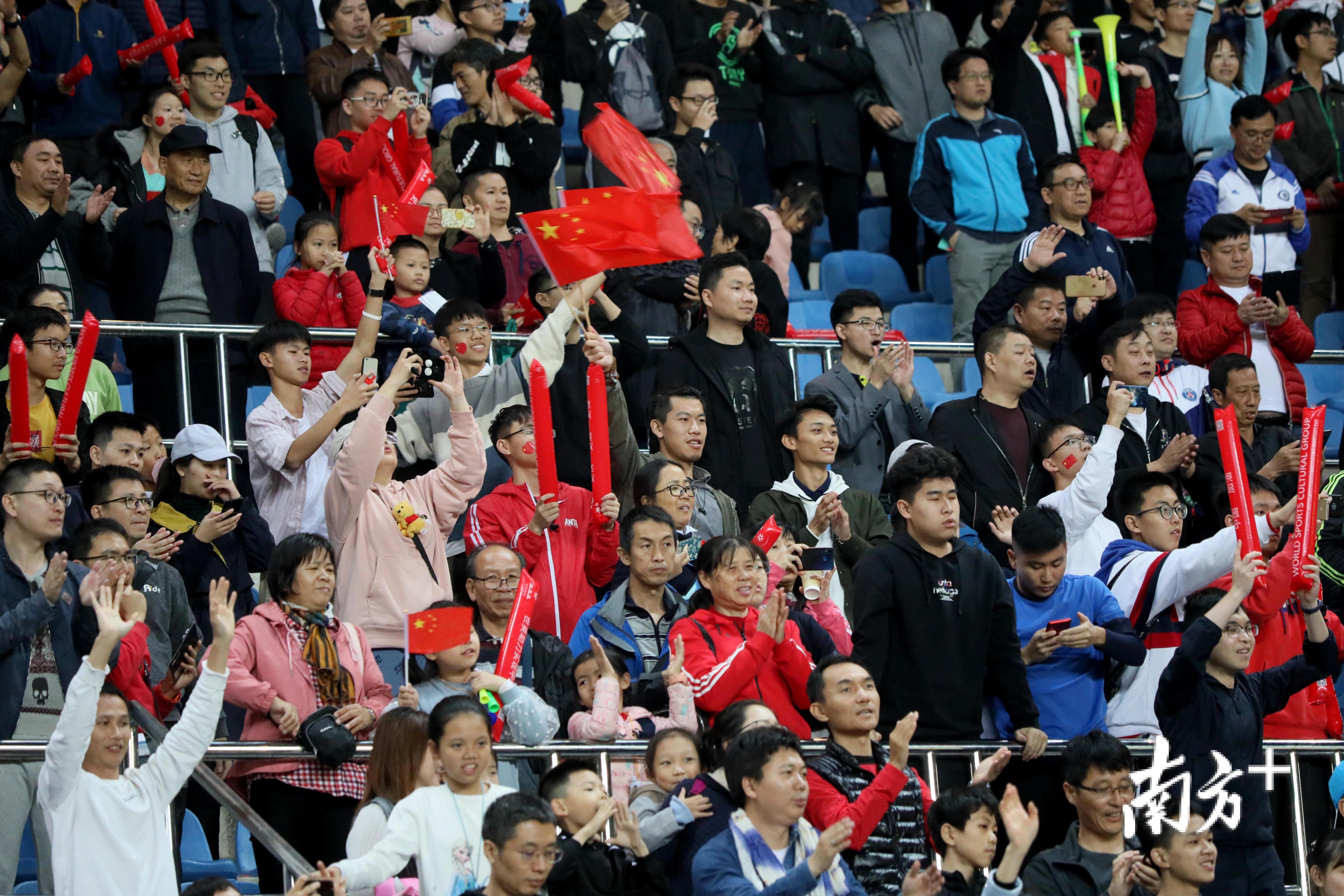 球迷举着国旗为中国队加油呐喊
