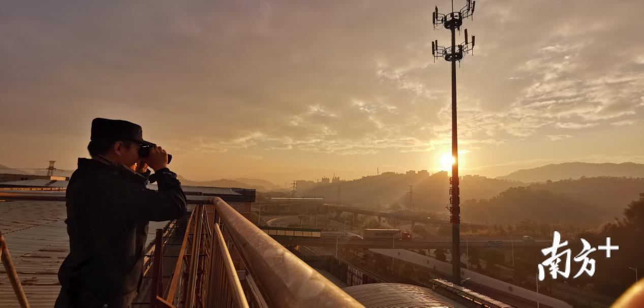 比赛前，在沿线路段对区域制高点进行监管，确保活动安全、可控。图为黄圃公安分局民警
