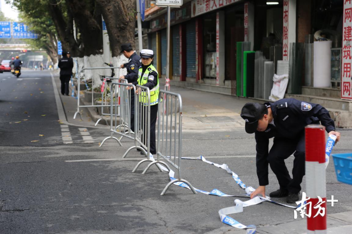 当赛事结束后，也要首先清楚路障，保障市民出行顺利。 图为古镇公安分局安保人员