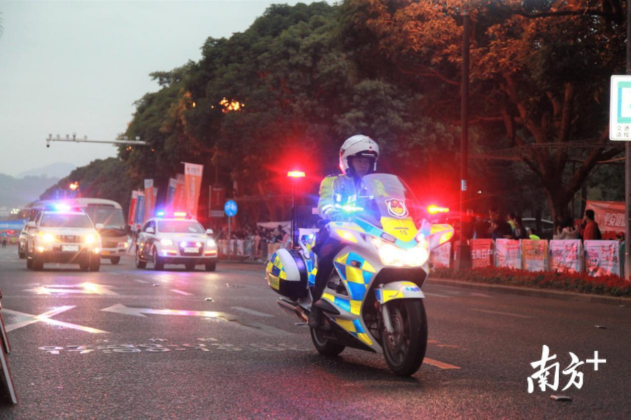 天还未亮，民警就驻守在各个交通路口，整装待发。图为石岐区公安分局民警