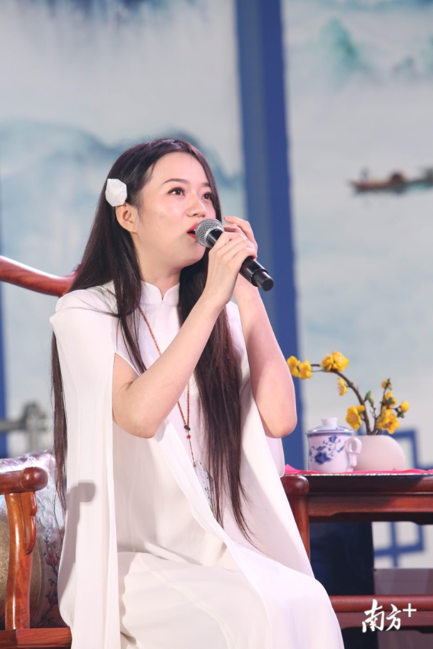 中央电视台《中国诗词大会》第四季总冠军陈更在进行点评.