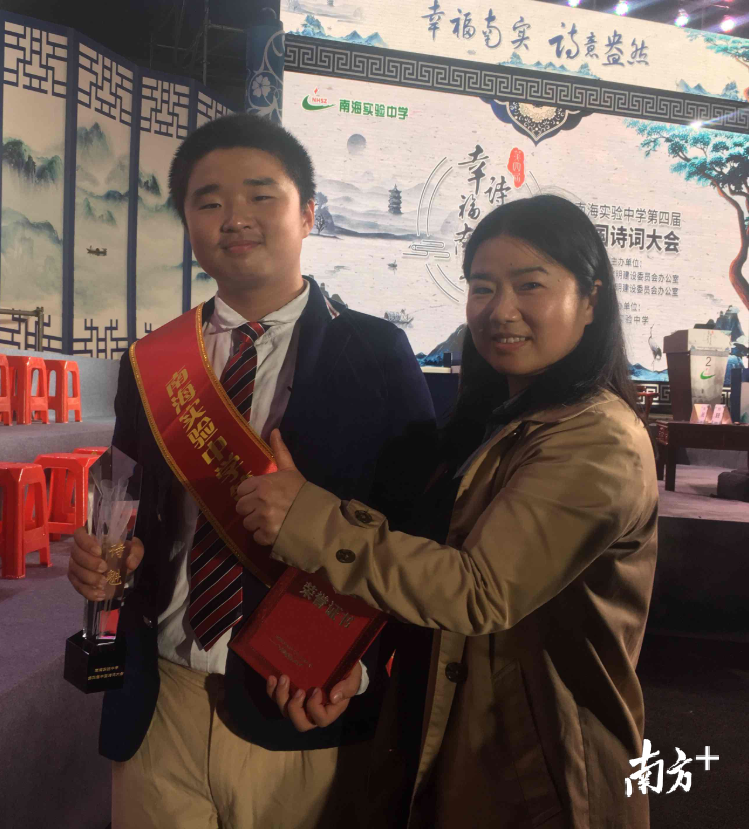 彭毅之与妈妈合影。王雅铄 摄