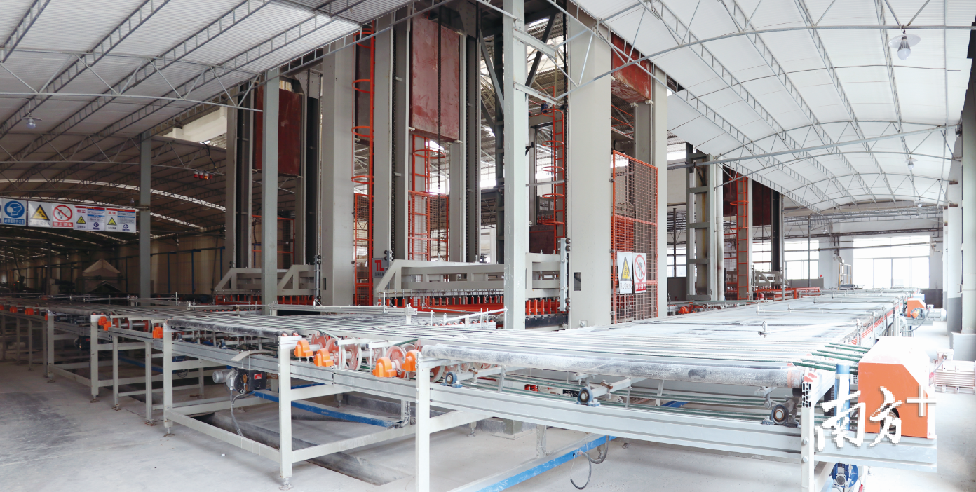 宏陶陶瓷的生产车间。受访者供图 宏陶陶瓷的生产车间。受访者供图