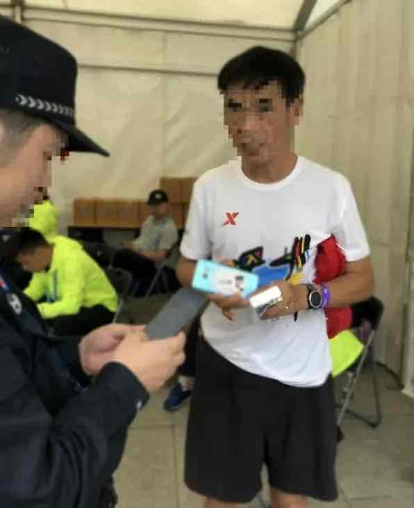 违规男子李兰俊。来自深马官网。 违规男子李兰俊。来自深马官网。