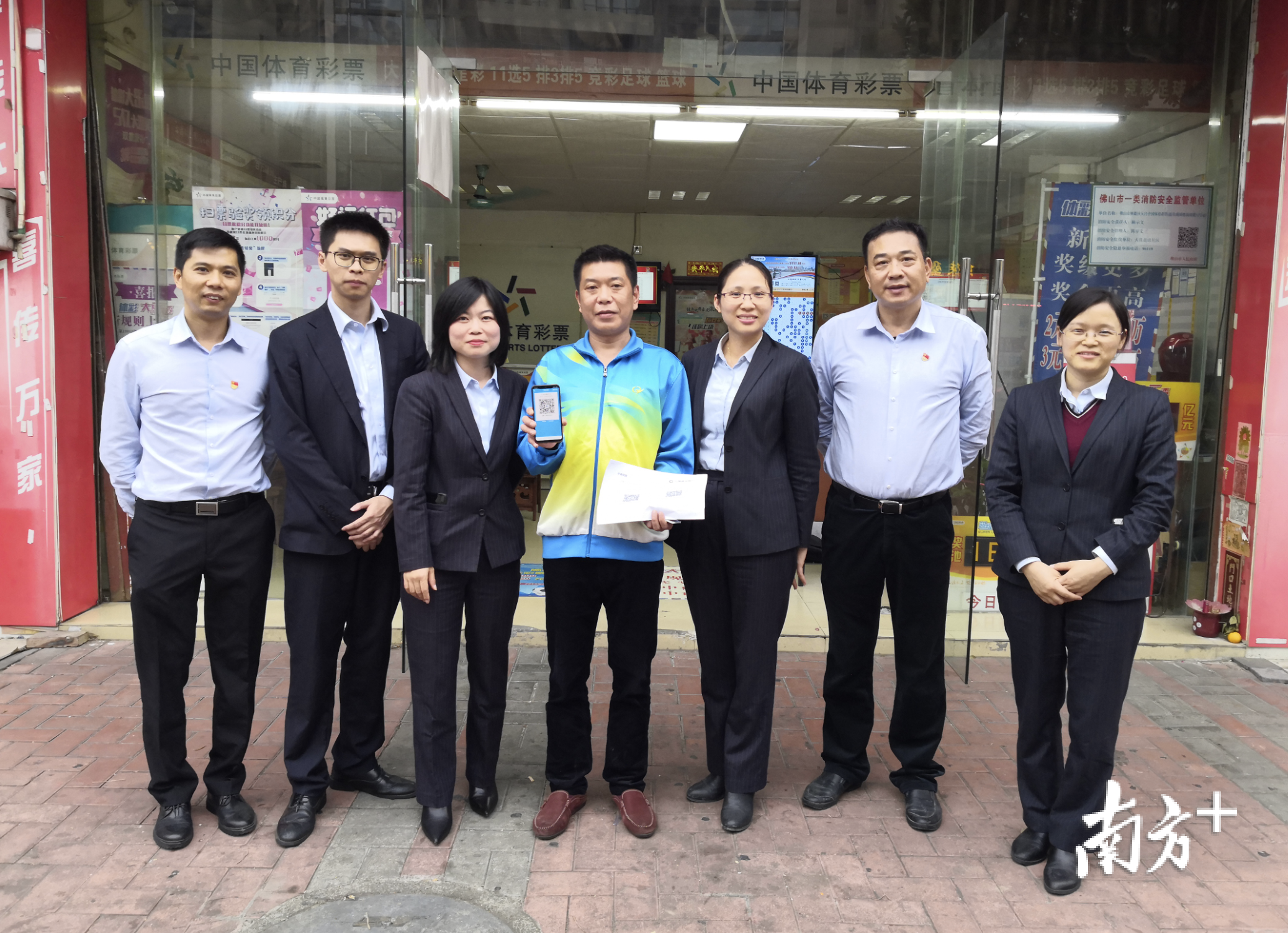 门店业主展示新办理的便捷电子支付码。欧阳少伟 摄 门店业主展示新办理的便捷电子支付码。欧阳少伟 摄