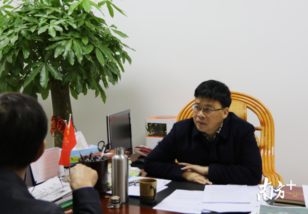 ①龙川县委书记黄添胜着眼长远选用高素质年轻干部谋划脱贫攻坚乡村