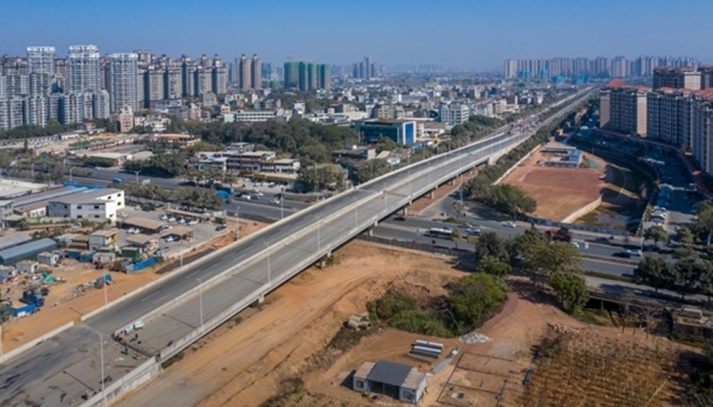一条穿行于城市的道路逐渐清晰明朗，一段沥青路面向前延伸蜿蜒，即将打通的交通路网愈加可期。惠州报业全媒体记者陈春惠 通讯员罗志明 摄