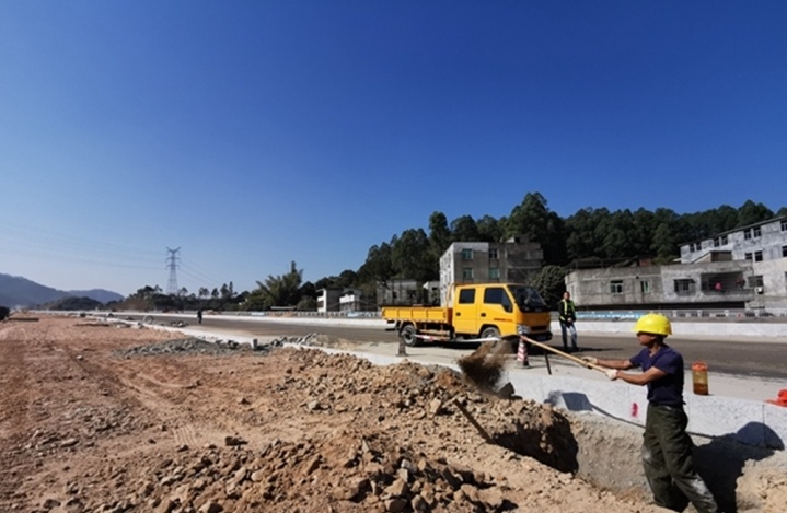 工人们正在加紧施工作业中。惠州报业全媒体记者陈春惠 通讯员罗志明 摄
