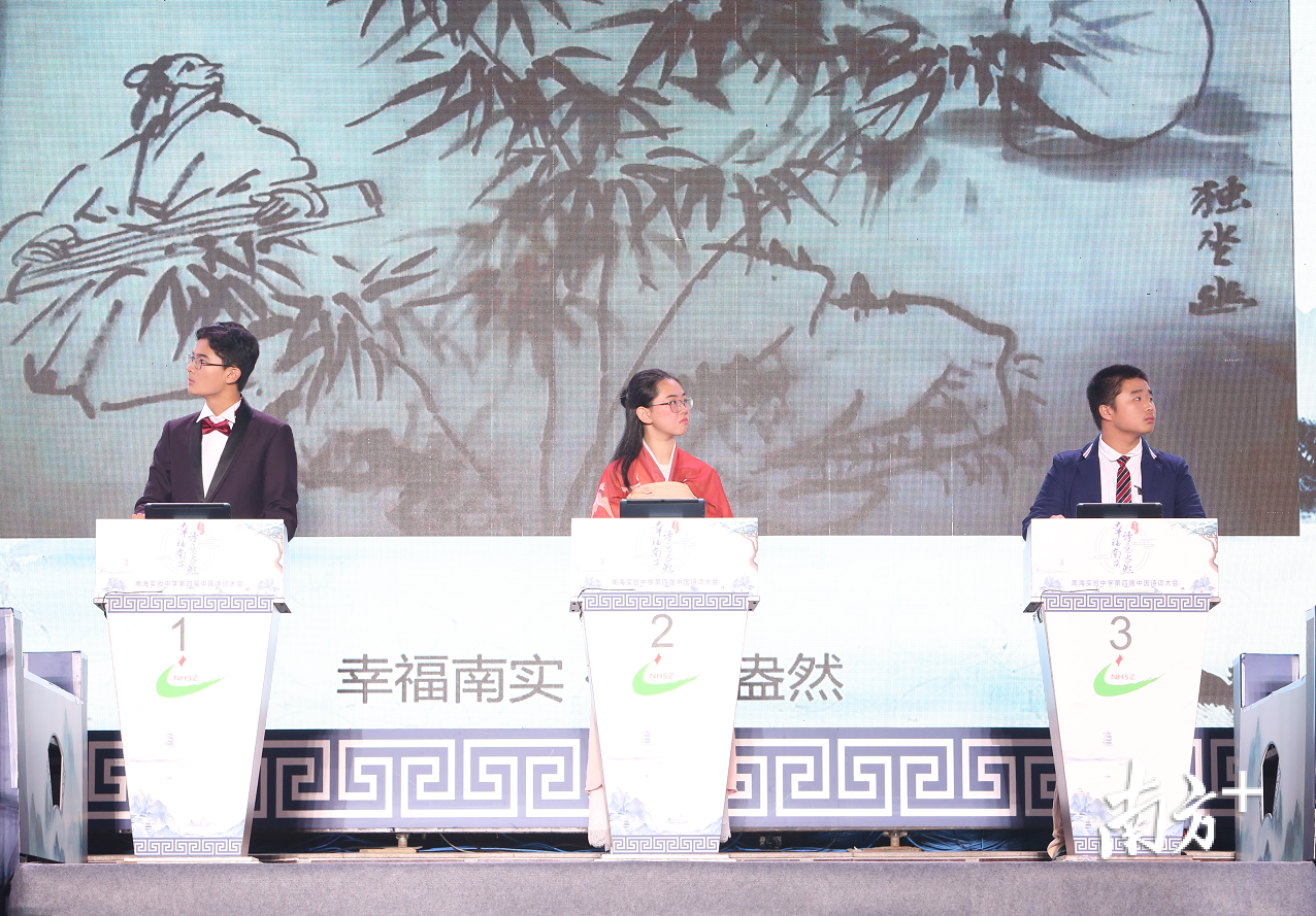 决战资格争夺赛现场，选手们正在答题。