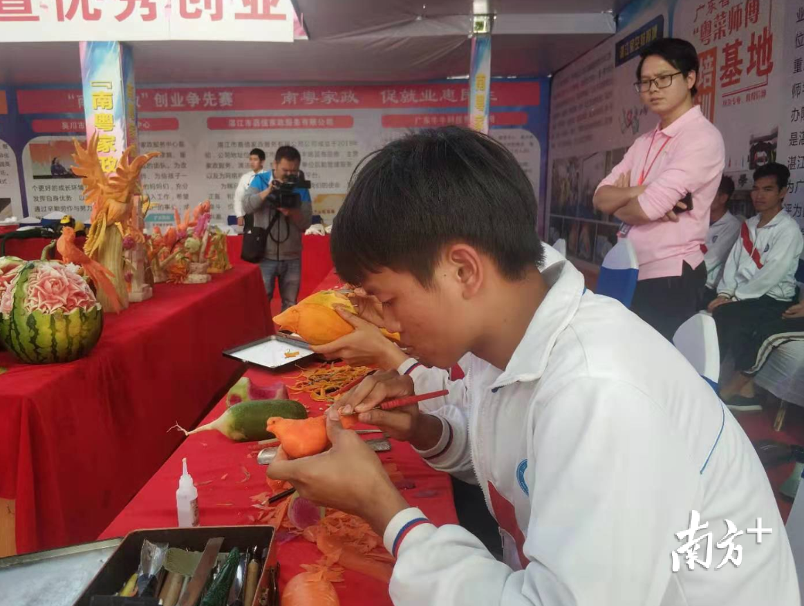 “粤菜师傅”项目展中，雕刻师现场进行食材雕刻。