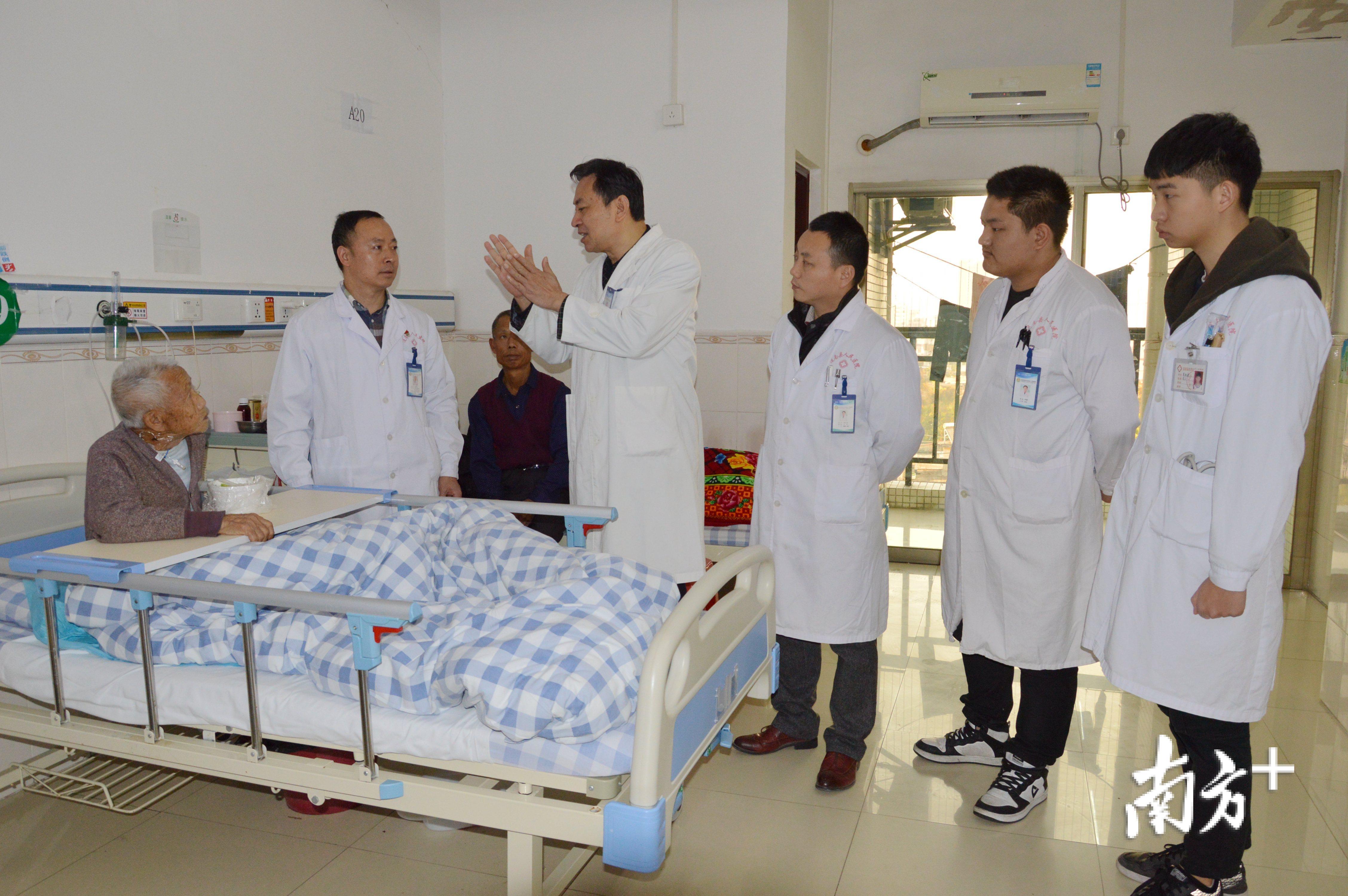 连南县人民医院泌尿外科专家团队近日成功为一名九旬高龄患者实施经尿道膀胱肿瘤电切术。