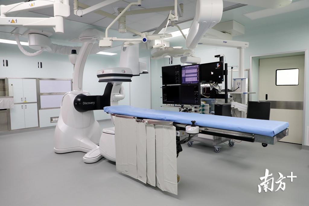 复合手术室机器人DSA。