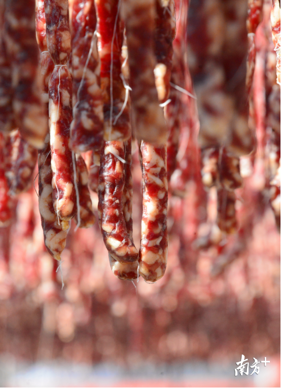 纯手工制作，只选用生鲜的猪肉为原料的潘氏腊味。记者黄津 摄