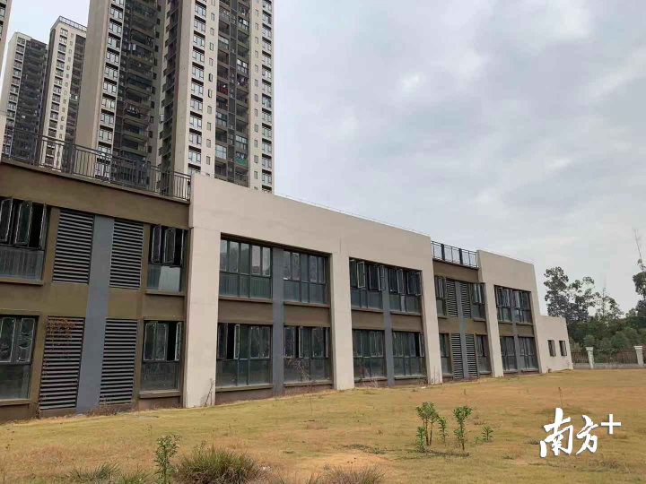 南海机关二幼北园将充分利用园区内较大的户外场地，设置篮球场、足球场、舞台等元素，让孩子在充分的活动空间中得到足够的锻炼。李欣 摄