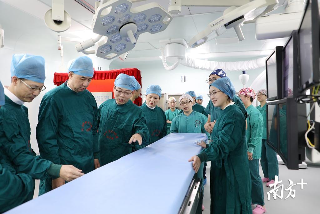 复合手术室可“一站式”解决多种复杂手术。