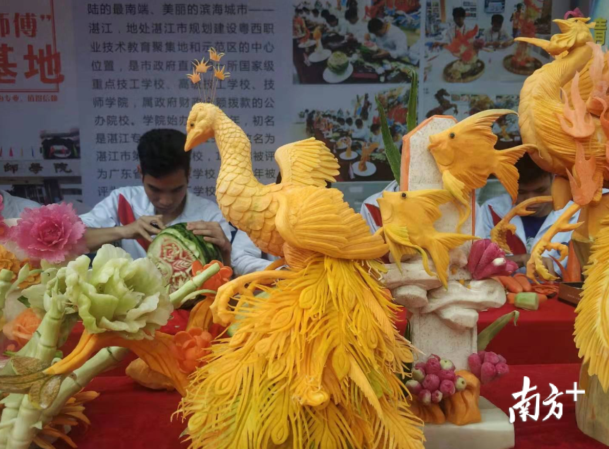 已经完成的食雕栩栩如生。