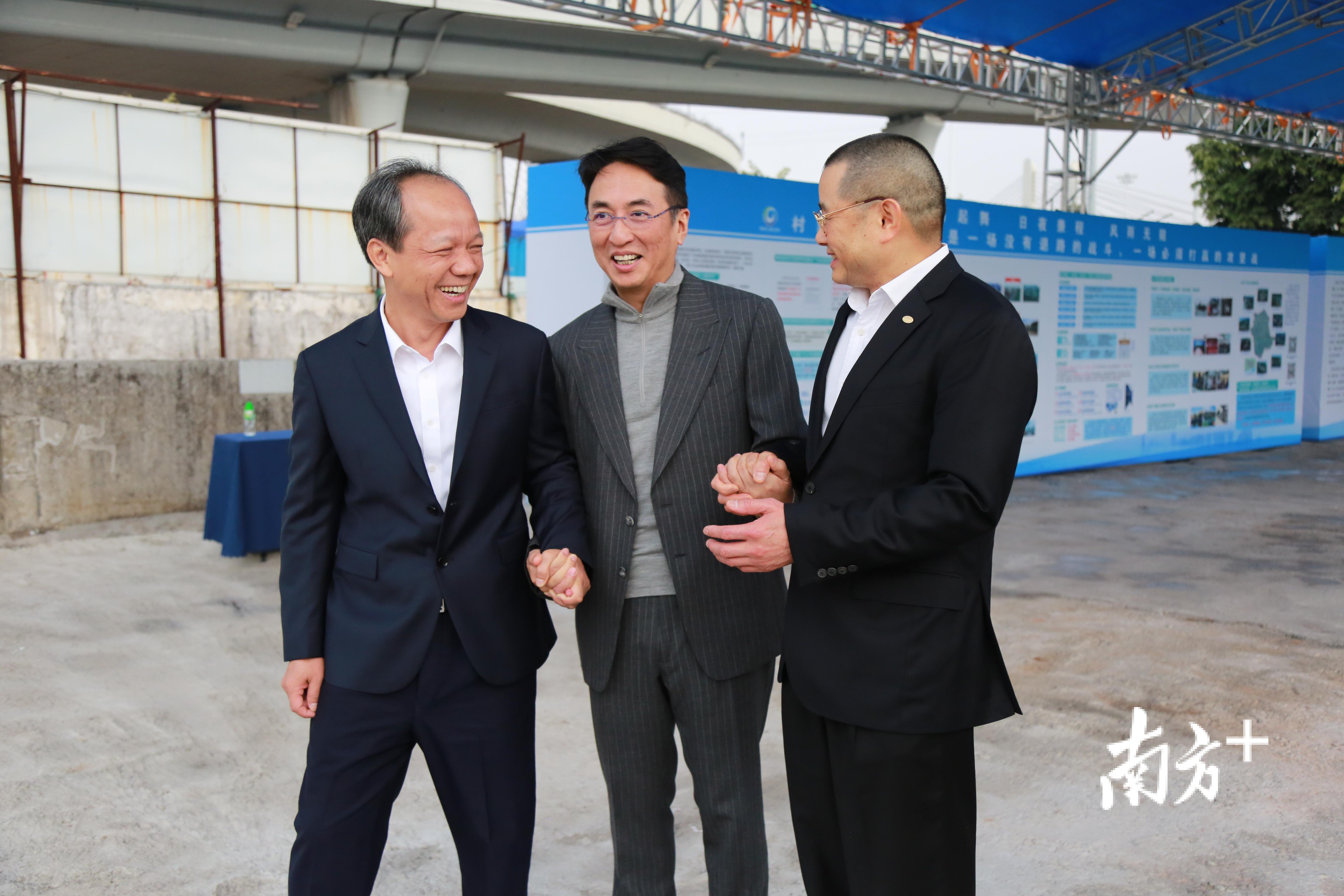 佛山市委副书记、顺德区委书记郭文海,恒基兆业地产集团主席李家杰、格兰仕集团董事长兼总裁梁昭贤将携手推进芯片项目落户顺德。 佛山市委副书记、顺德区委书记郭文海,恒基兆业地产集团主席李家杰、格兰仕集团董事长兼总裁梁昭贤将携手推进芯片项目落户顺德。