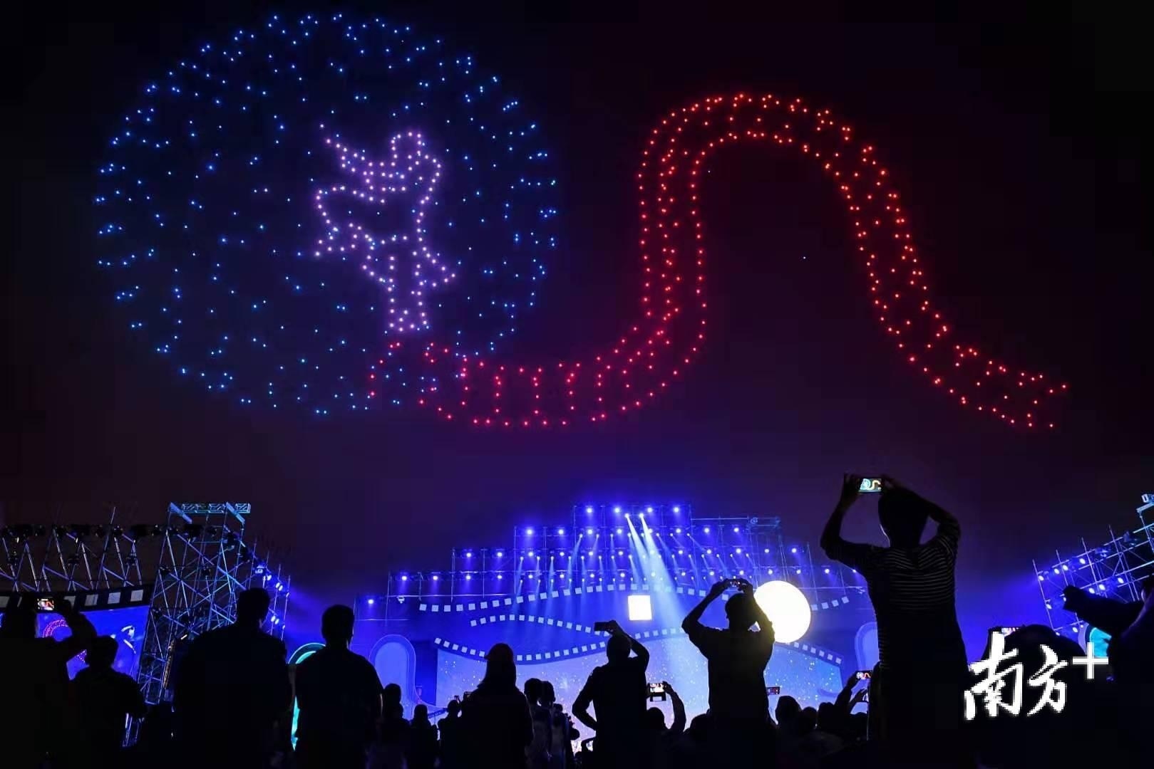 1000架无人机带来的功夫光影秀亮相本届电影周开幕式。戴嘉信 摄