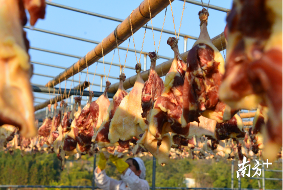 让人食指大动的腊鸭腿。记者黄津 摄