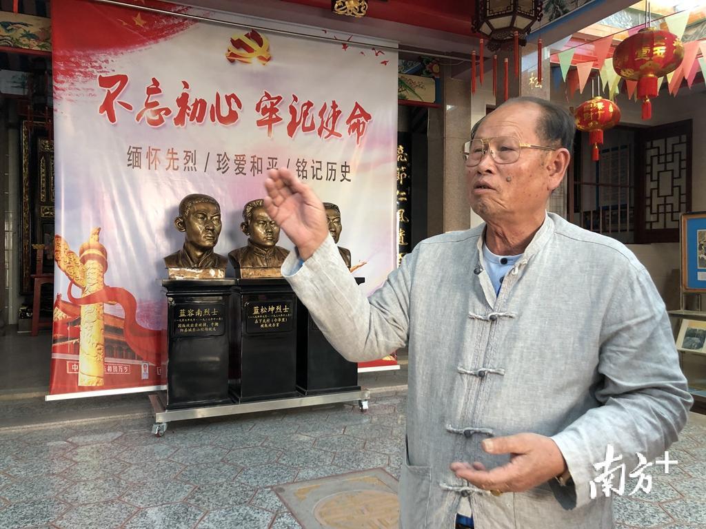 蓝四保介绍松坤革命烈士纪念馆的情况。余丹 摄