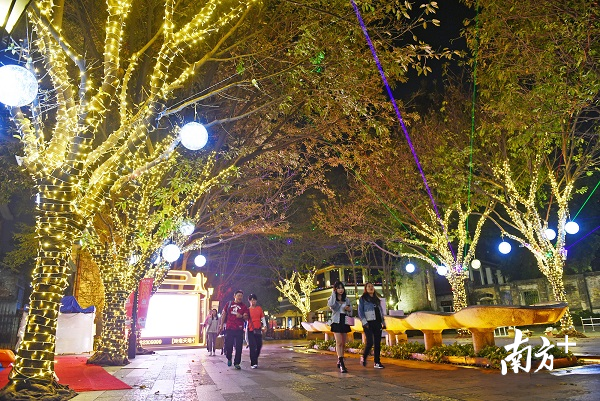 晚上的岭南天地彩灯闪烁，吸引众多的市民游客前来消费游玩。南方日报记者 戴嘉信 摄