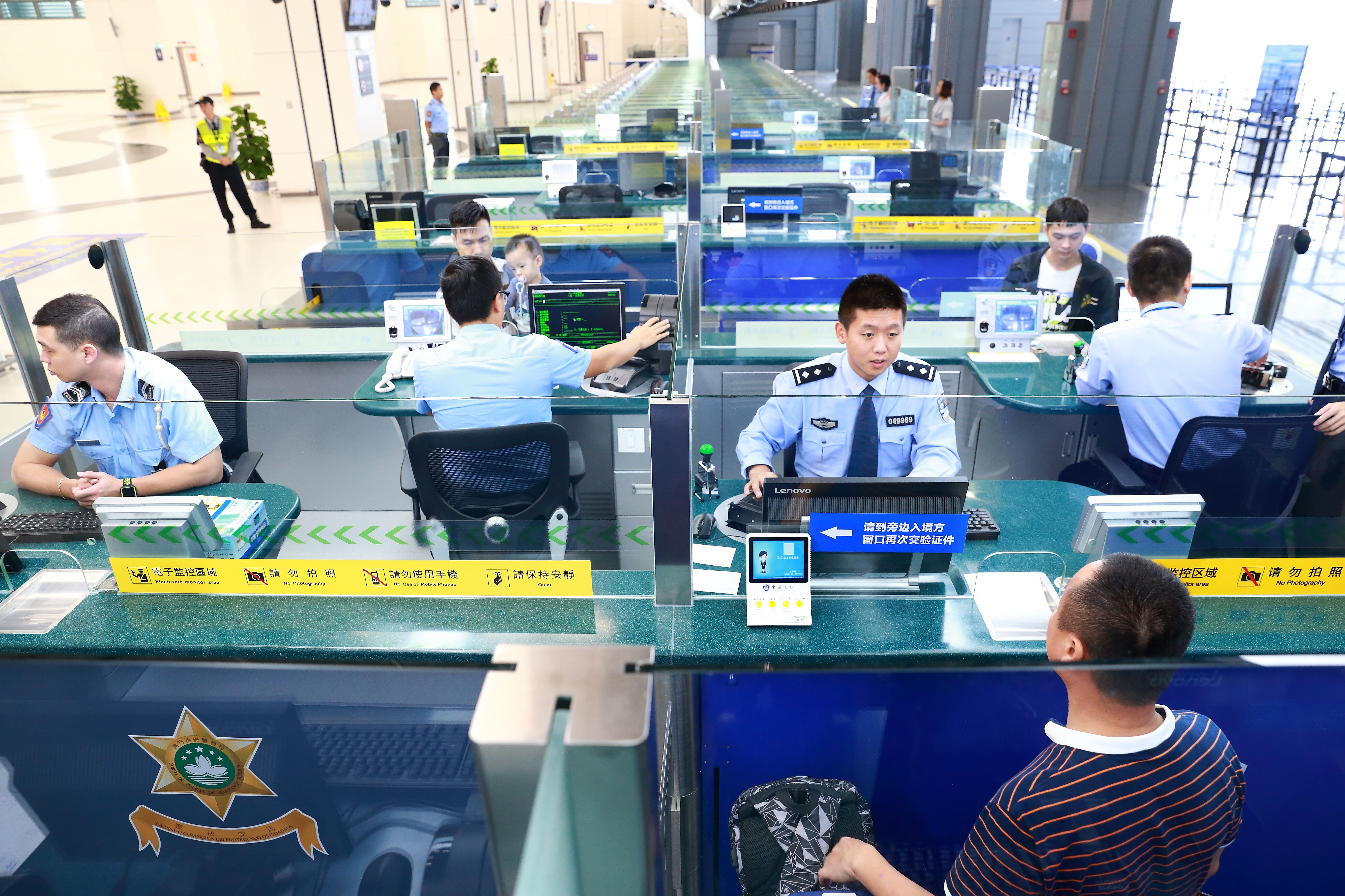 港珠澳大桥珠海公路口岸投用的人工查验通道 港珠澳大桥珠海公路口岸投用的人工查验通道