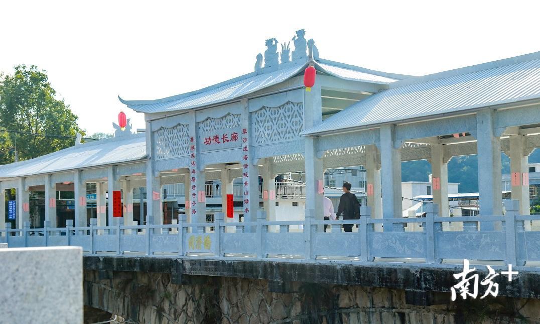 依托同济桥上的雕花长廊，大埔县湖寮镇莒村村设立全市首家“功德银行”。罗文燕 摄