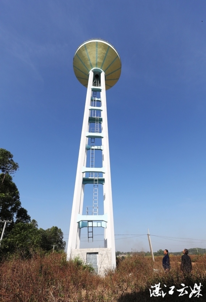 廉江良垌镇崇山村筹建的水塔日前投入使用，450多户2500多名村民从此告别“饮水难”。 记者 李忠 通讯员 钟南 摄