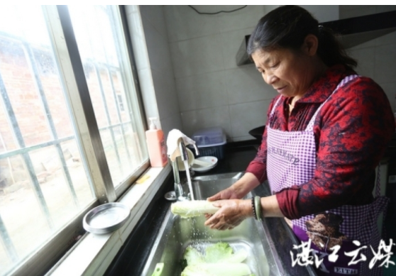 新坡上村村民如今在家里拧开水龙头，就可以洗菜做饭。记者 欧阳泽 摄