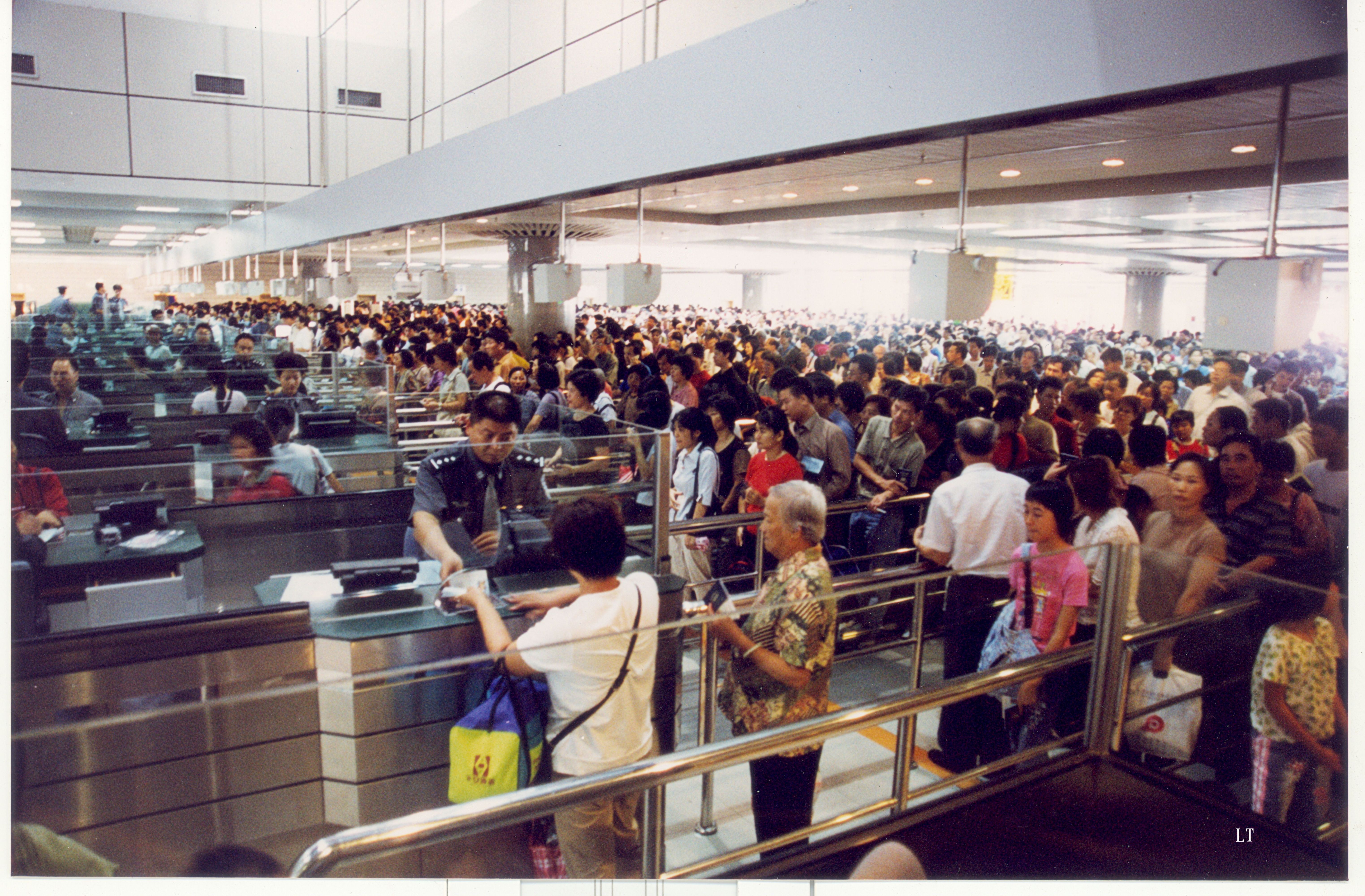 1999年,拱北口岸新联检大楼启用后的旅检现场 1999年,拱北口岸新联检大楼启用后的旅检现场