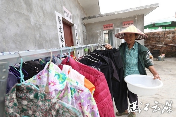 有了自来水，村民洗衣服也方便多了。记者 欧阳泽 摄