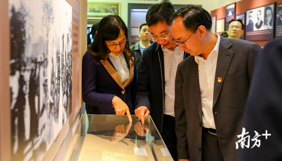 在揭牌仪式上，与会人士参观高明区红色廉政文化展览区。高明区委宣传部供图