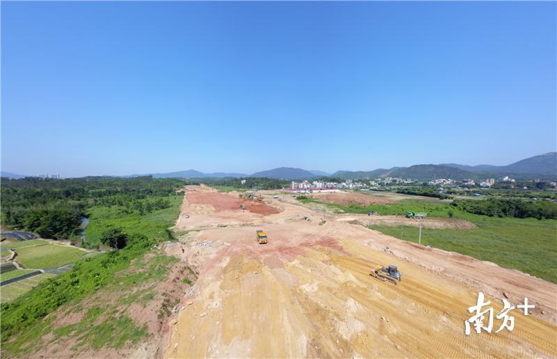 三和象岭智慧科技园正在进行土地整理和基础设施建设。