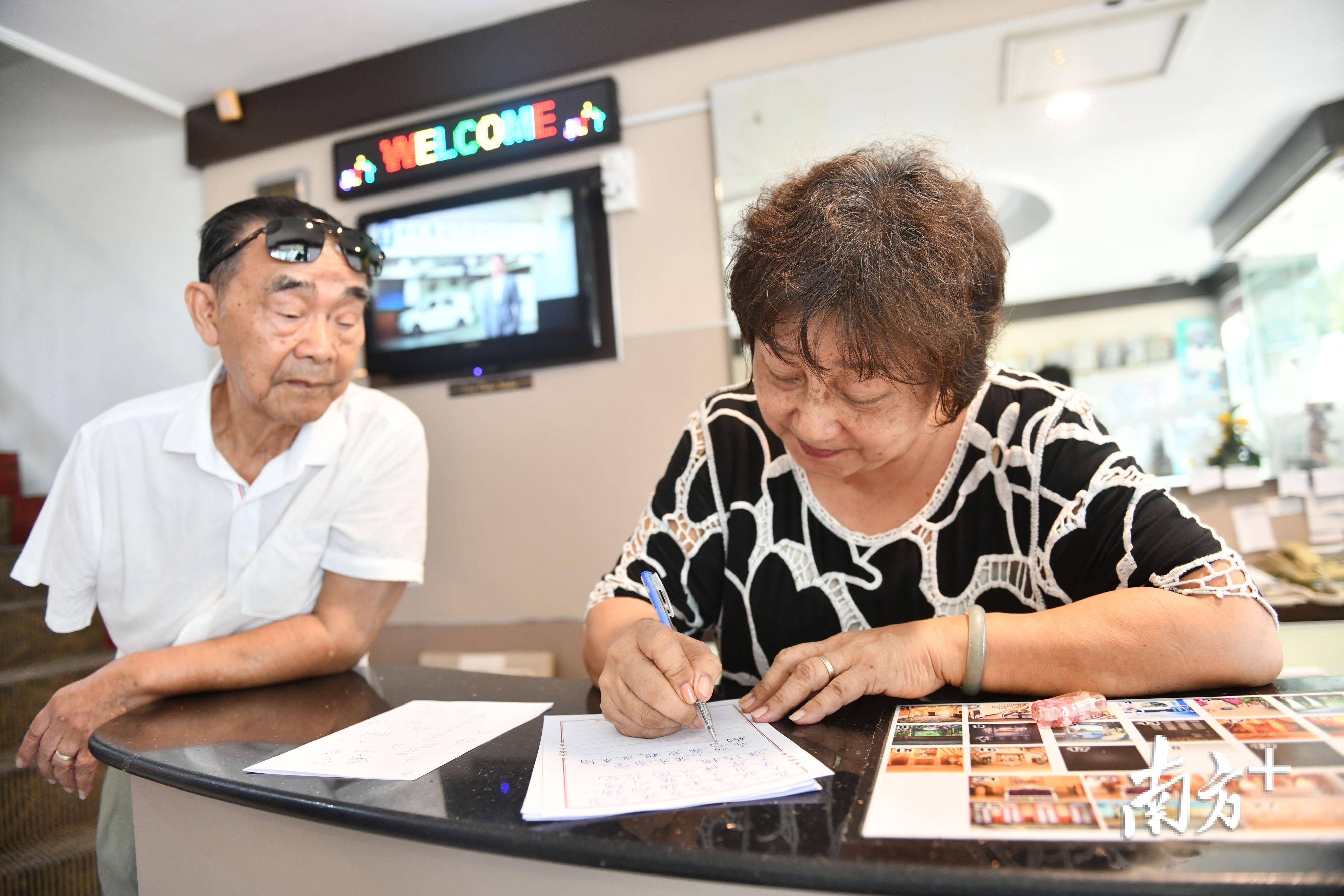 马来西亚山打根，离开中国72年的张八培在妻子的帮助下，写下寻亲家书，希望能找到南海家乡的亲人。